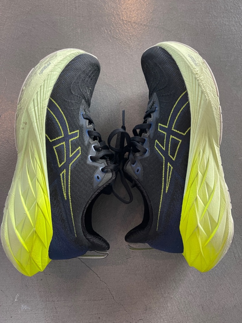 ASICS Black with Neon Yellow Running Shoes Novablast 4 Mens 7 EUR 40 - Picture 2 of 8